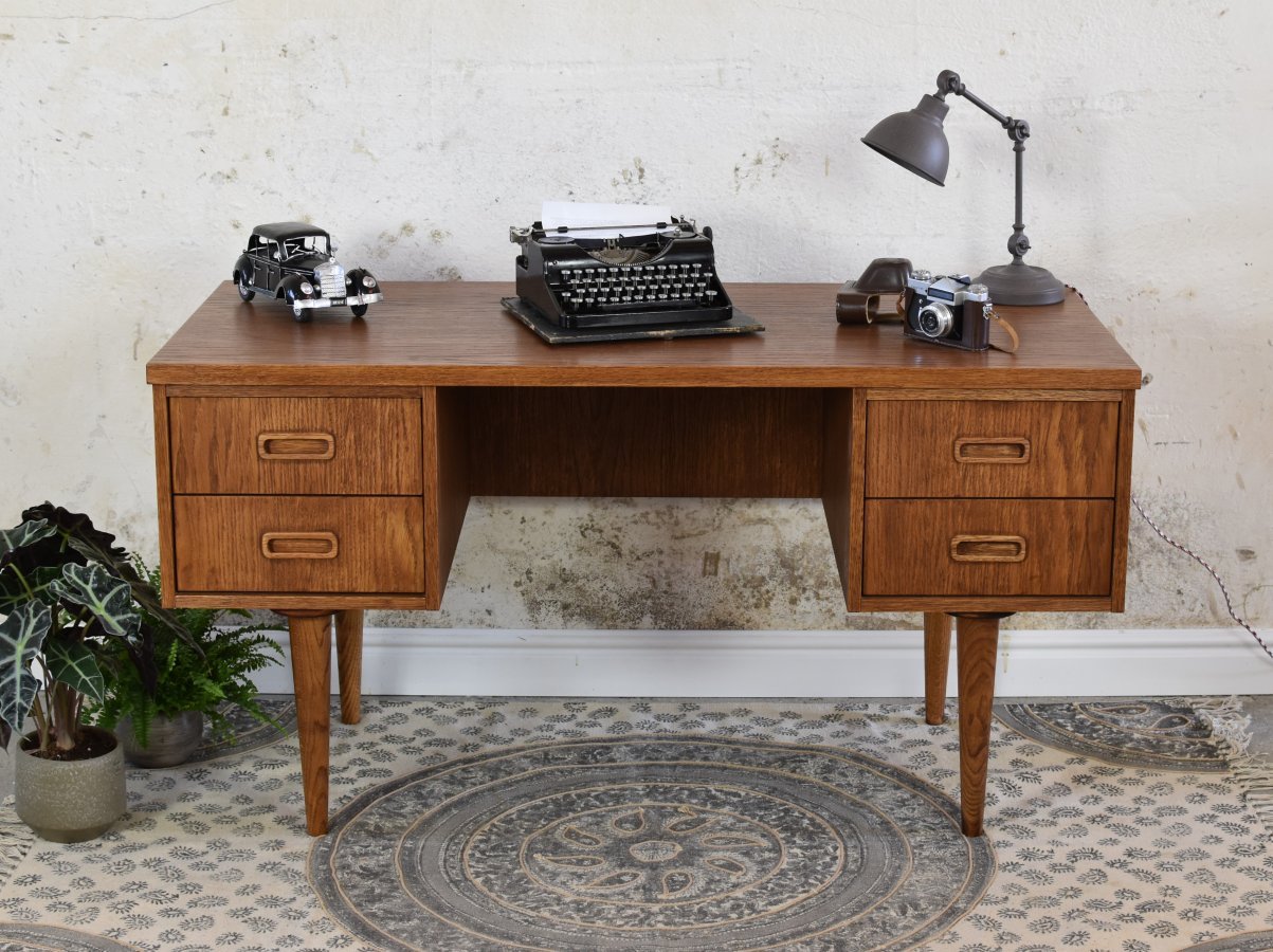 Eleganckie i funkcjonalne biurko Classy Desk marki Pastform