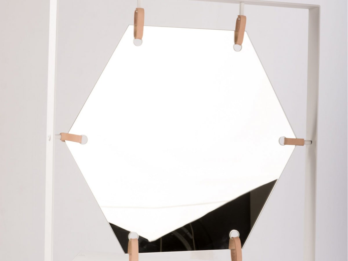 Lustro Bungee w metalowej ramie - heksagon